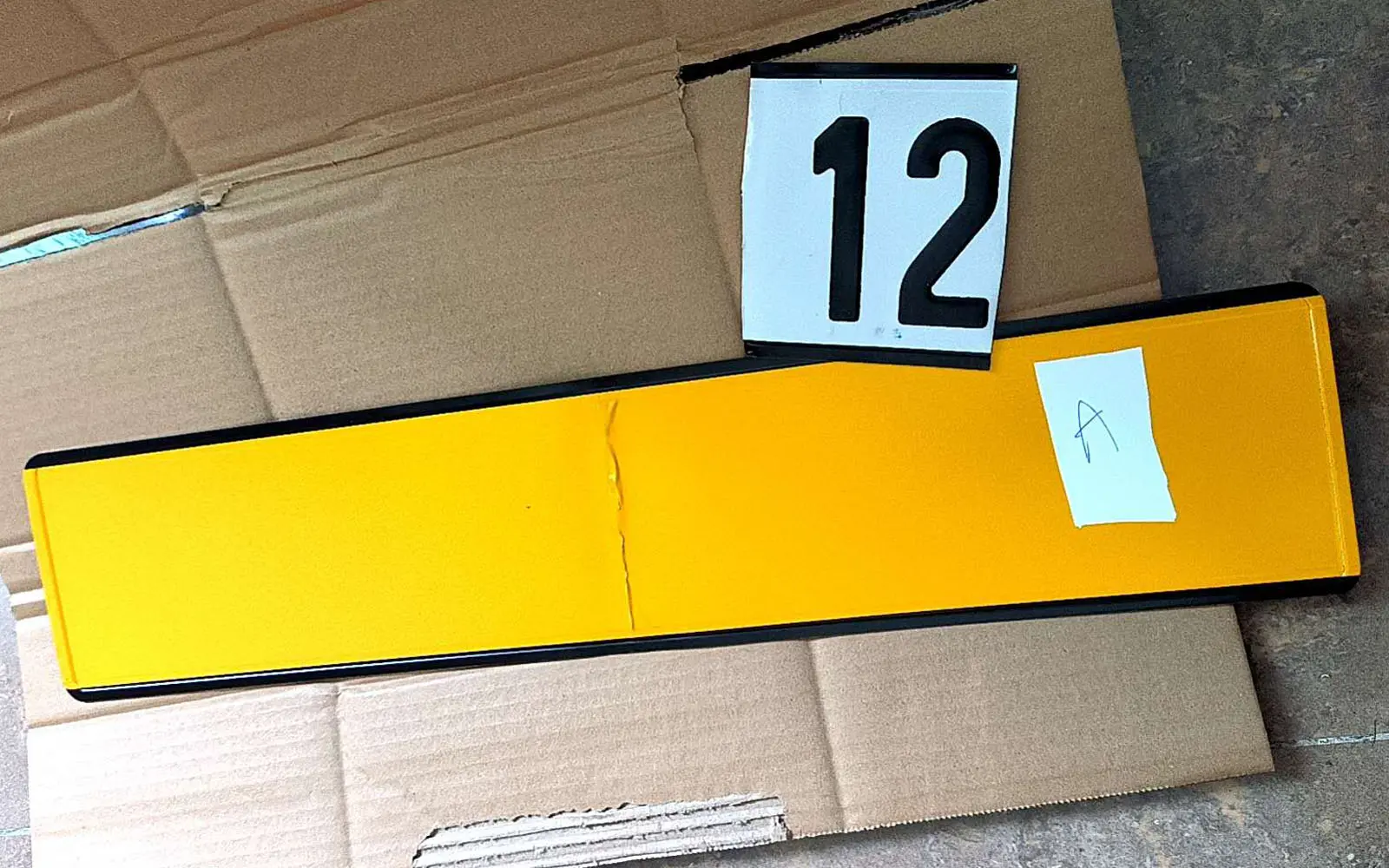 Double-layer license plate structure with aluminum plate, aluminum foil, and reflective film